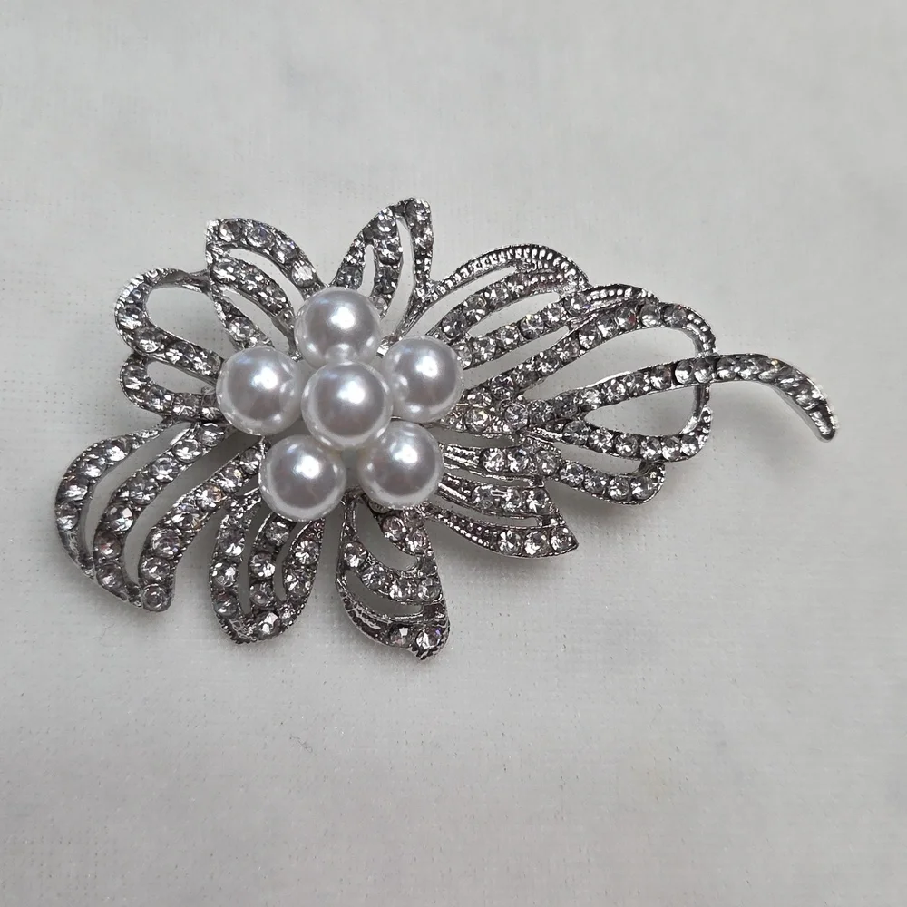 Women's Silver Rhinestone Floral Pearl Bouquet Brooch Rhinestones Elegant NWOT